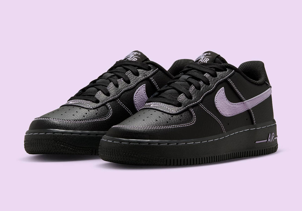 Questa Nike Air Force 1 emana vibes "Phantom" con cuciture viola.