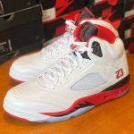 UNO SGUARDO DETTAGLIATO: Air Jordan 5 “Fire Red Black Tongue” (2025)