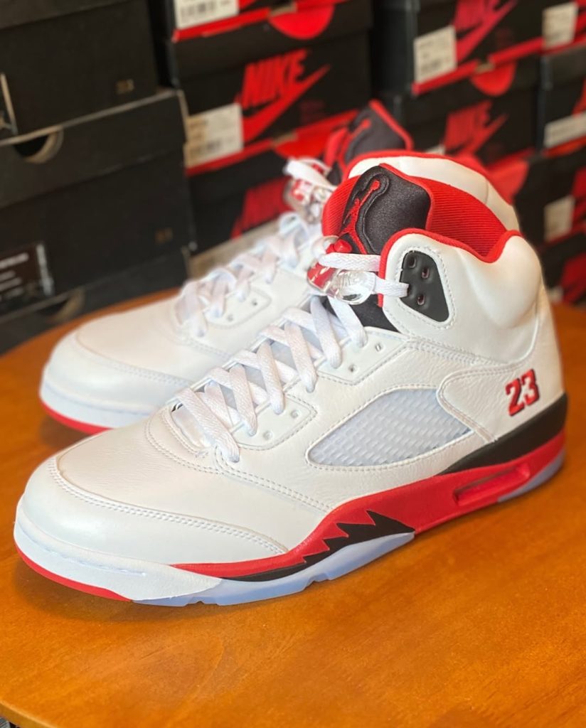 UNO SGUARDO DETTAGLIATO: Air Jordan 5 “Fire Red Black Tongue” (2025)