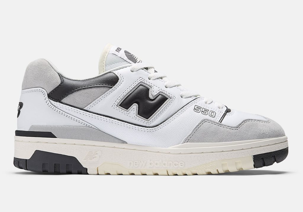 La New Balance 550 sfoggia una colorazione "Sale e Pepe".