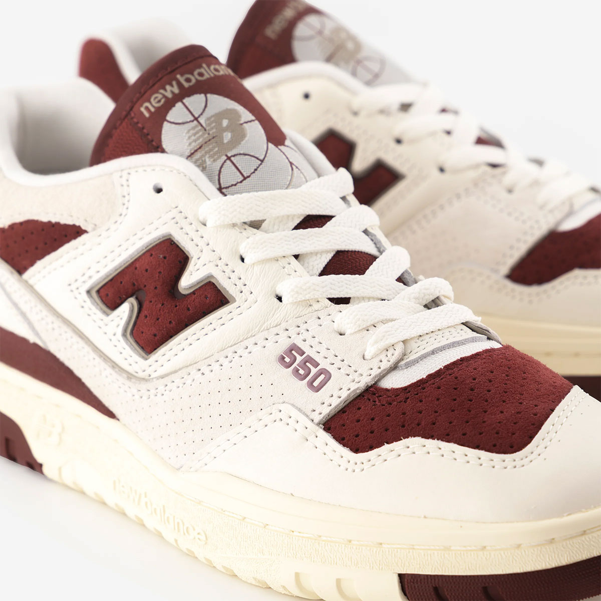 Le nuove New Balance 550 possono fare un ritorno? Combinazioni di colori forti aiutano questa causa.