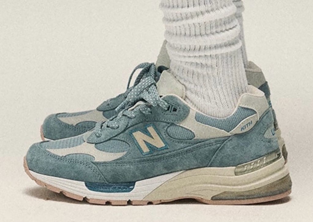 Kith x New Balance 992 “Dusty Blue” celebra il loro negozio di Osaka.