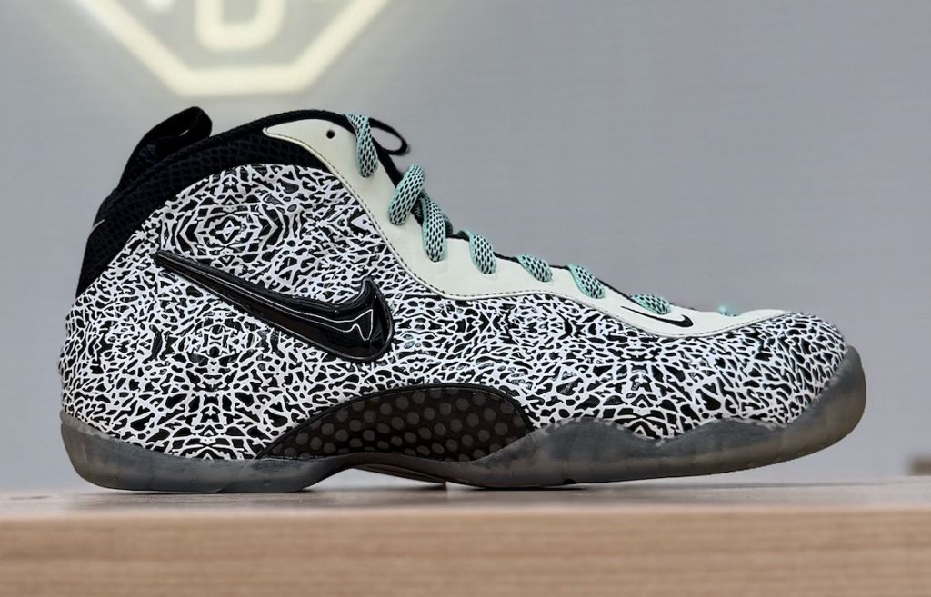 ANTEPRIMA: Nike Air Foamposite Pro "Glow in The Dark" Sample