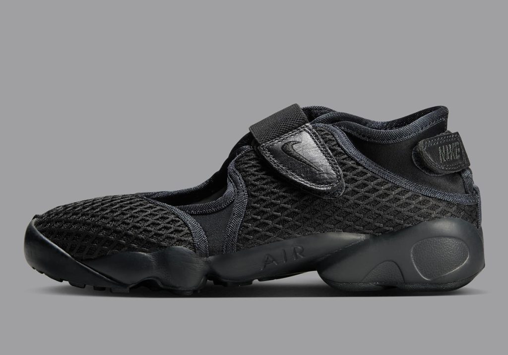 La Nike Air Rift riprende il suo taglio Breathe con pannelli in mesh.