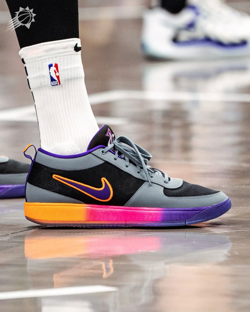 Devin Booker Omaggia Un'Altra Ex Guardia dei Suns con le Nike Book 1 “Penny V”