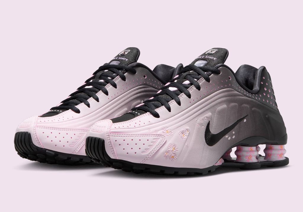 I fiori di ciliegio sbocciano sulle Nike Shox R4.