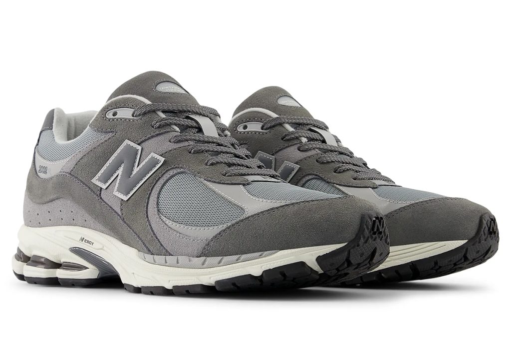 La New Balance 2002R fa un'impressione "Made in USA" in grigio.