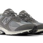 La New Balance 2002R fa un'impressione "Made in USA" in grigio.