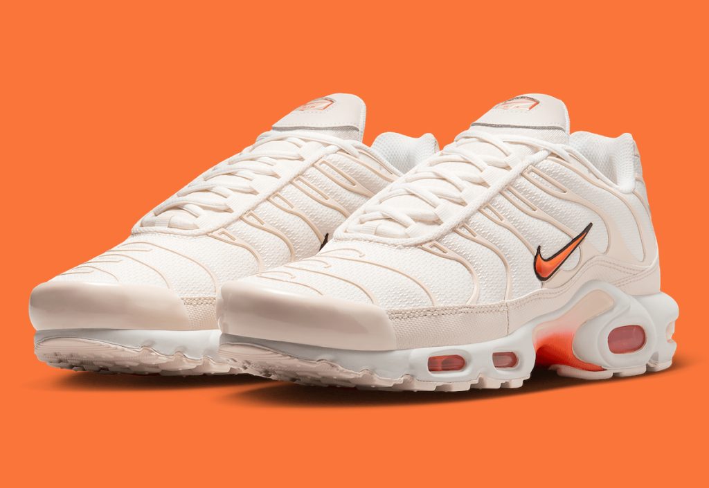 Le Nike Air Max Plus “Phantom/Safety Orange” usciranno nella primavera del 2025.