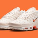 Le Nike Air Max Plus “Phantom/Safety Orange” usciranno nella primavera del 2025.